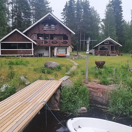 Viihtyisae Hirsimoekki Jaerven Rannalla Siikainen 外观 照片