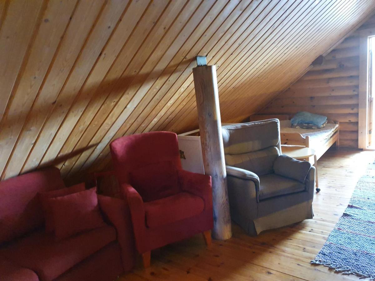 Viihtyisae Hirsimoekki Jaerven Rannalla Siikainen 外观 照片