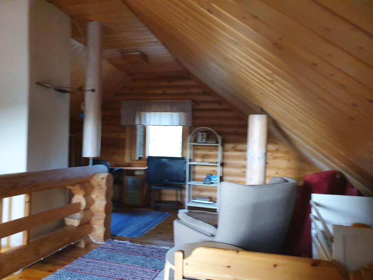 Viihtyisae Hirsimoekki Jaerven Rannalla Siikainen 外观 照片