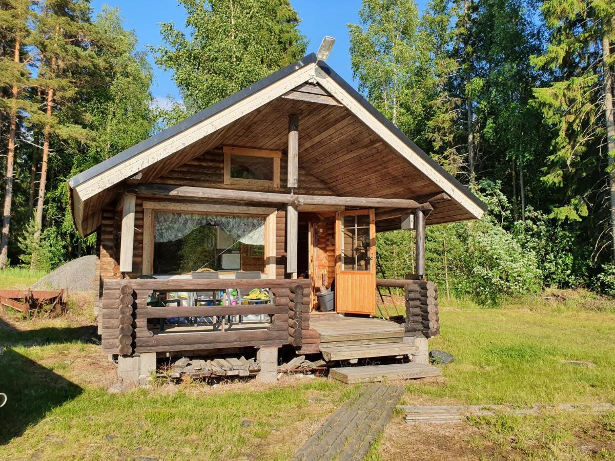Viihtyisae Hirsimoekki Jaerven Rannalla Siikainen 外观 照片