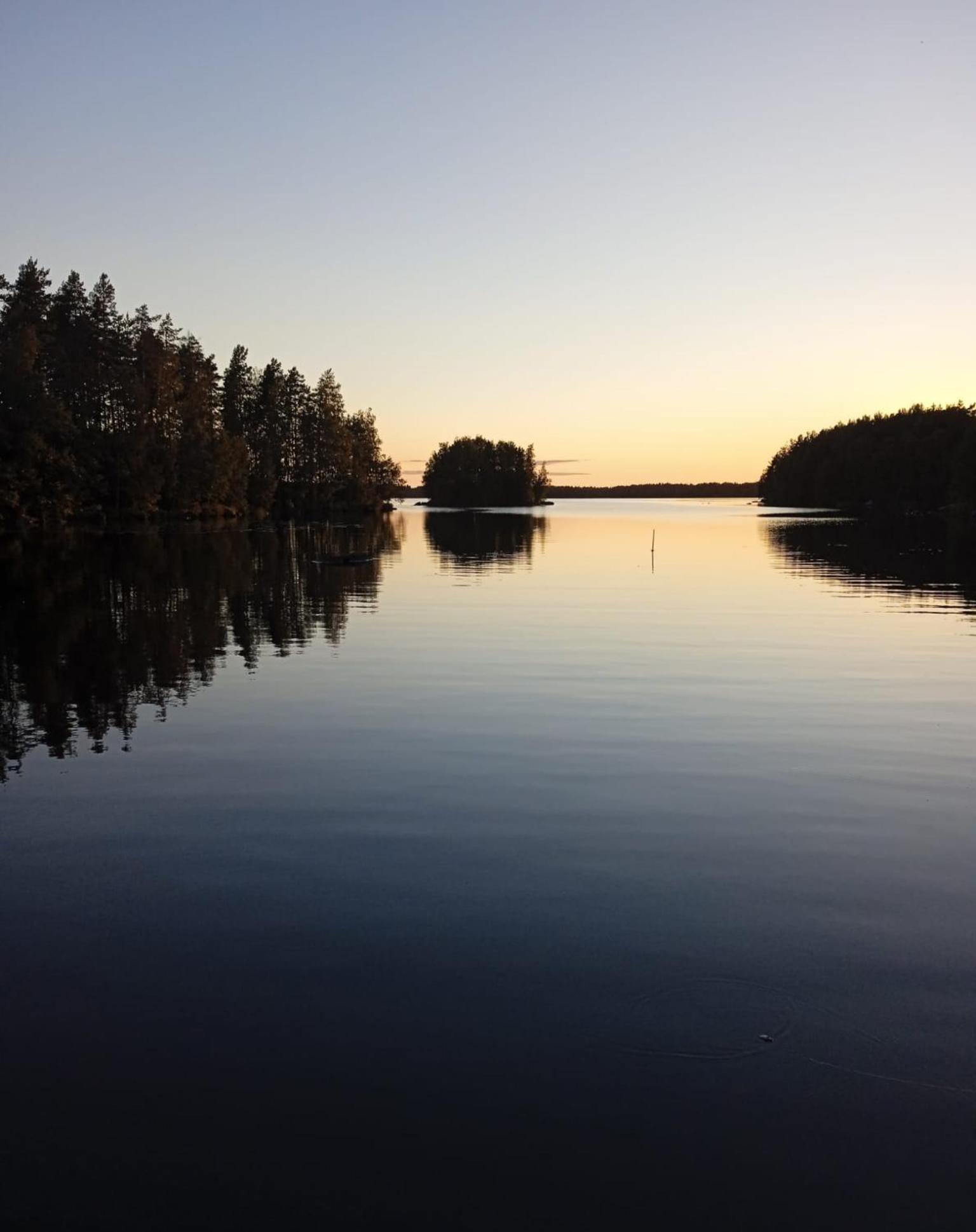 Viihtyisae Hirsimoekki Jaerven Rannalla Siikainen 外观 照片