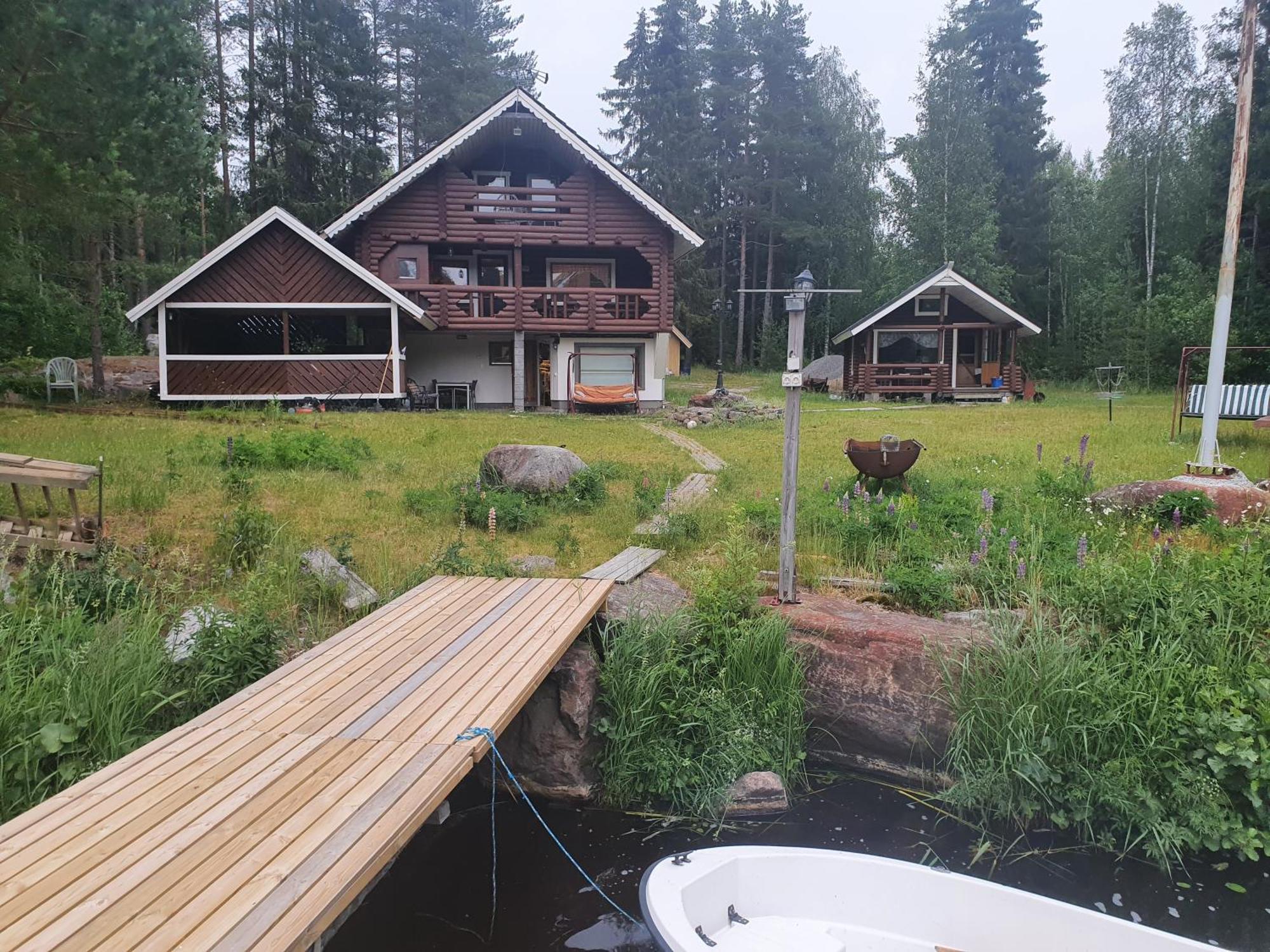 Viihtyisae Hirsimoekki Jaerven Rannalla Siikainen 外观 照片