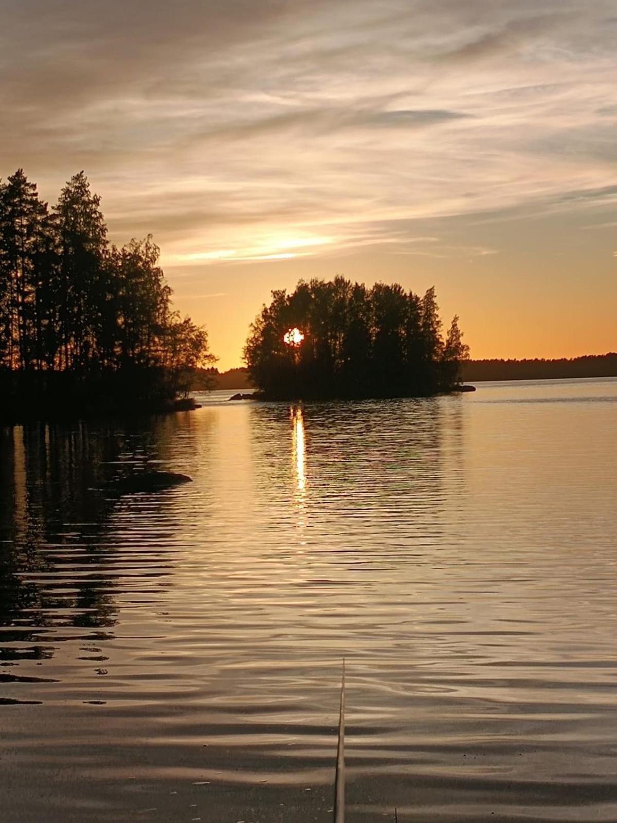 Viihtyisae Hirsimoekki Jaerven Rannalla Siikainen 外观 照片