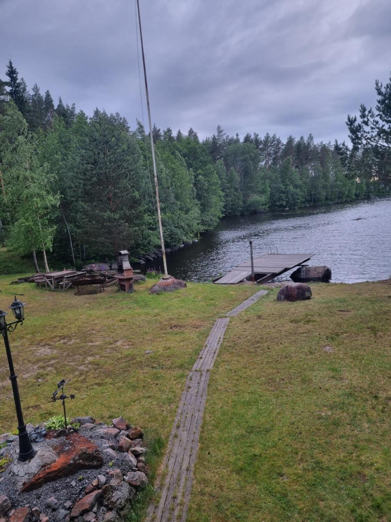 Viihtyisae Hirsimoekki Jaerven Rannalla Siikainen 外观 照片
