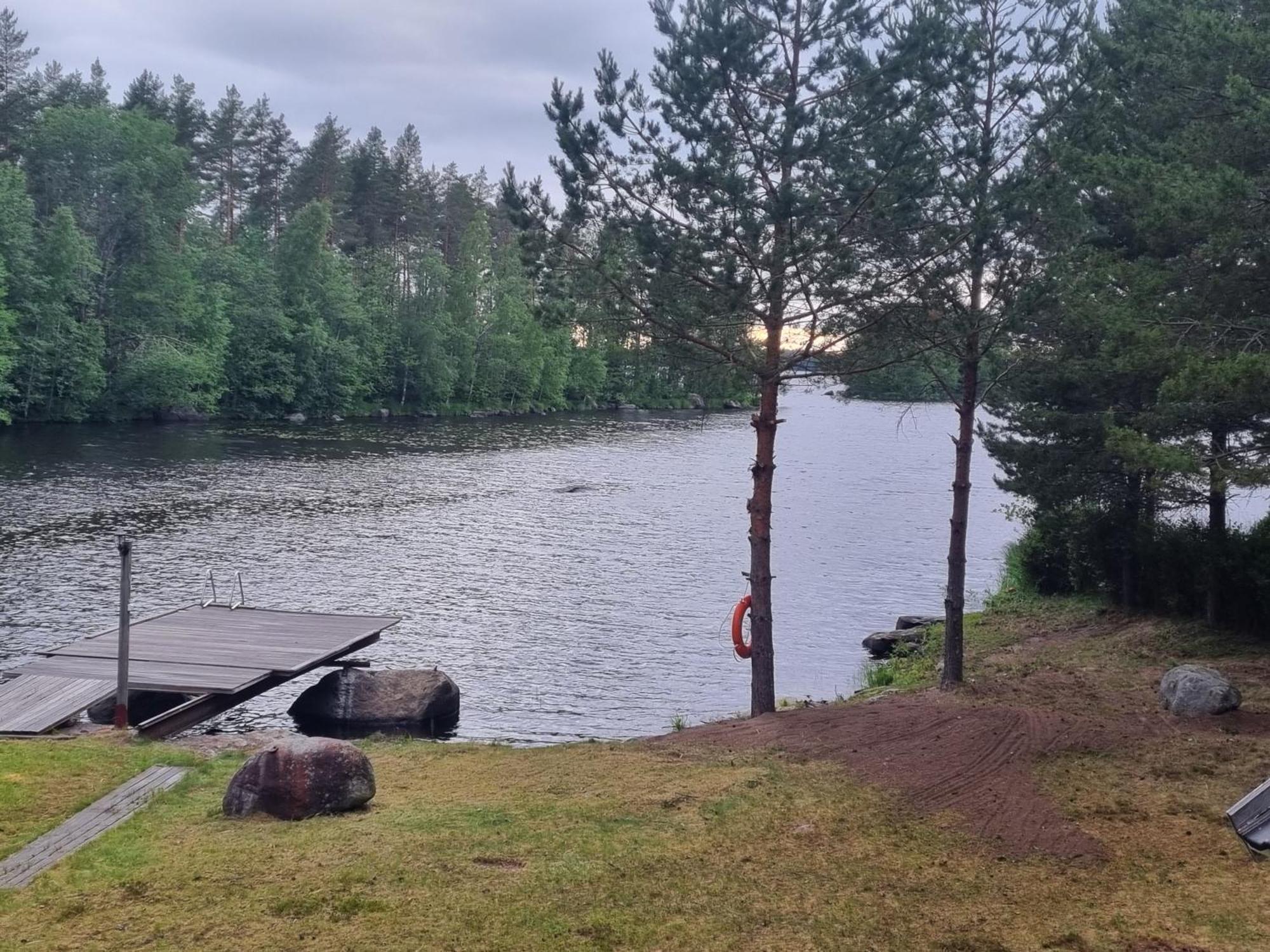 Viihtyisae Hirsimoekki Jaerven Rannalla Siikainen 外观 照片